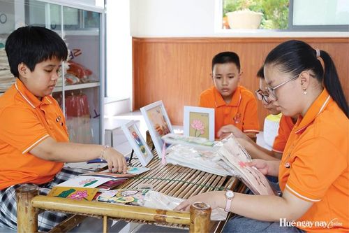 Vụn art: Những sản phẩm độc đáo từ đôi tay trẻ khuyết tật