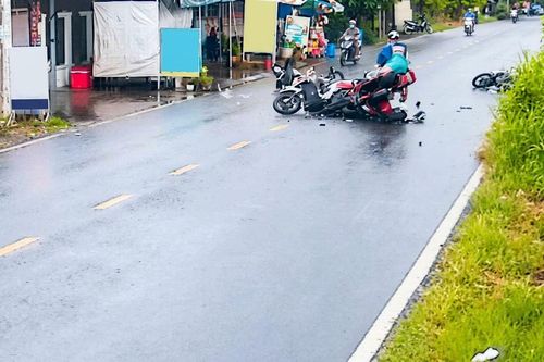 Mất lái vì mải cúi nhìn đuôi xe, người đi xe máy gây tai nạn liên hoàn