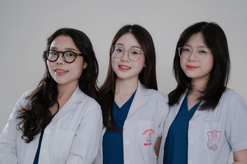 Gần một thập kỷ đồng hành, ba người bạn cùng trở thành bác sĩ nội trú