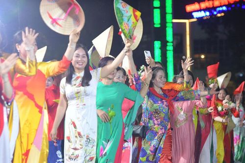 'Sắc màu năm châu' trên phố Hà Nội