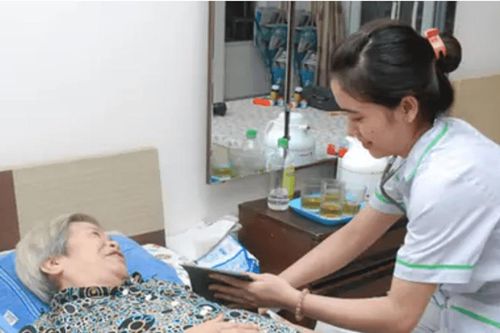 Hơn 50% người dân đã khám sức khỏe định kỳ: Bộ Y tế mở rộng khám tại nhà cho người cao tuổi, bệnh nặng