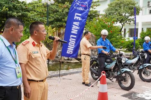 Gần 4.000 sinh viên Học viện Tài chính học kỹ năng lái xe an toàn