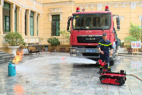 Hơn 400 học sinh phường Cửa Nam trải nghiệm làm lính cứu hỏa