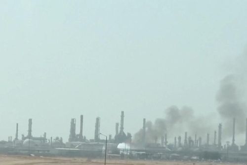 Houthi tập kích cơ sở dầu khí của Saudi Arabia