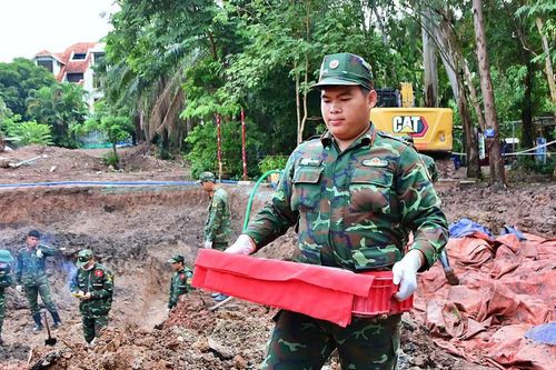 Mưa lớn gây khó khăn cho công tác quy tập hài cốt liệt sĩ tại Công viên Lê Thị Riêng