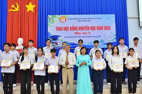 Hội Khuyến học Thành phố Hồ Chí Minh trao 372 suất học bổng cho học sinh, sinh viên vượt khó