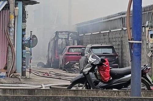 Cảnh sát PCCC 'tốc hành' có mặt, phun nước từ nhiều hướng dập tắt đám cháy tại xưởng sản xuất ghế