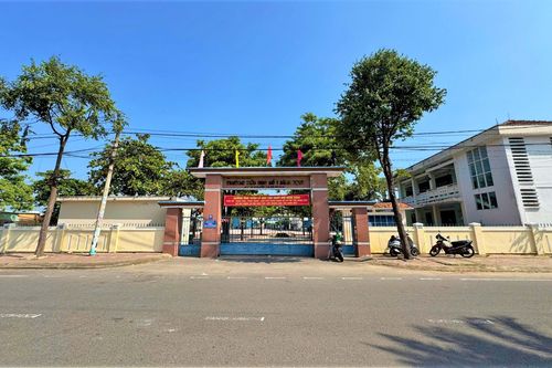 Công an tìm 'phụ huynh ảo' đăng bài học sinh làm hơn 10 trang bài tập mỗi đêm