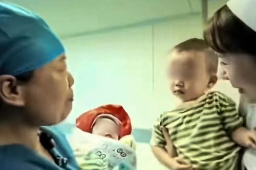 Người phụ nữ 60 tuổi sinh con gái sau khi có con trai ở tuổi 58