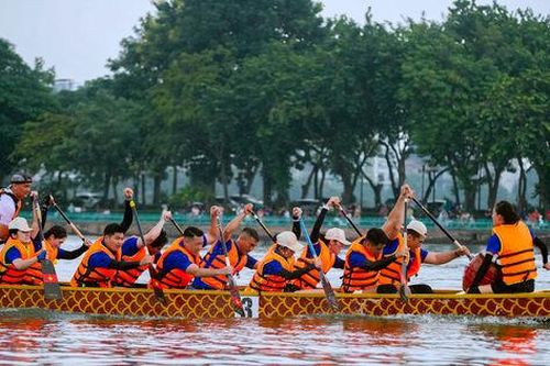 Mãn nhãn màn tranh tài Giải bơi chải thuyền rồng và ván SUP trên hồ Tây