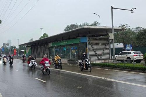 Hà Nội mưa dông, trời chuyển lạnh