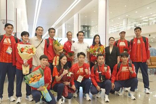 Các cô gái vàng cầu mây Việt Nam trở về trong niềm vui chiến thắng