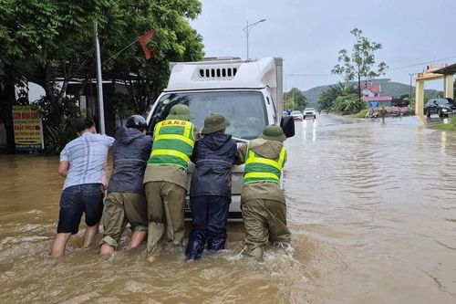 Không khí lạnh đẩy thời tiết xấu trên biển vào đất liền, miền Trung mưa dài ngày