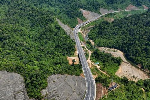 Toàn cảnh cao tốc 4 làn xe nối Huế và Đà Nẵng uốn lượn giữa núi rừng