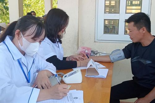 Những trường hợp nào được xét tặng Kỷ niệm chương 'Vì sức khỏe nhân dân' không tính thời gian công tác