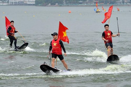 Mãn nhãn màn kéo cờ Tổ quốc trên ván lướt sóng ở hồ Tây