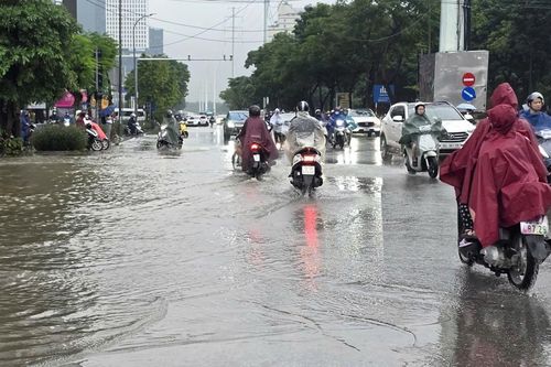 Hà Nội mưa dông kết thúc đợt nắng nóng bất thường