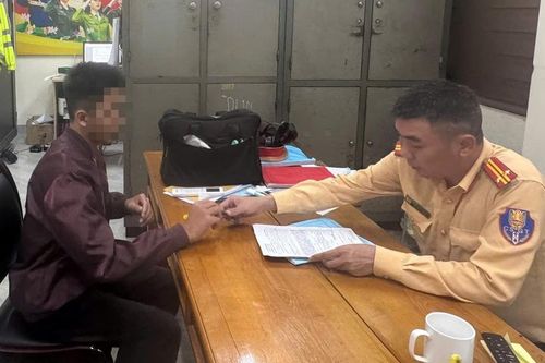 Bốc đầu xe máy quay clip đăng Facebook, nam thanh niên bị phạt 12 triệu đồng