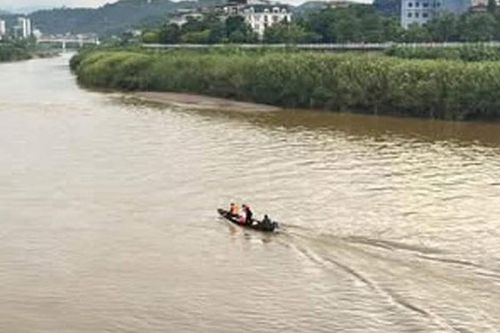 Thuyền chở đoàn kiểm lâm chìm trên sông Hồng, một người mất tích