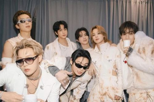 Cận cảnh những 'vệt cháy' trên trang phục BTS đặt hàng của thương hiệu Việt