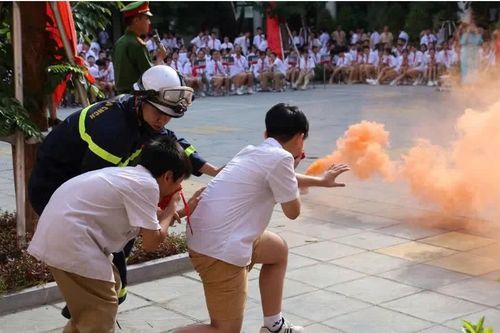 Trang bị kỹ năng PCCC và CNCH cho thầy, trò Trường THCS Nguyễn Gia Thiều