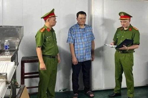 Công an Hà Nội lật tẩy doanh nghiệp sản xuất hàng triệu lọ C Sủi giả