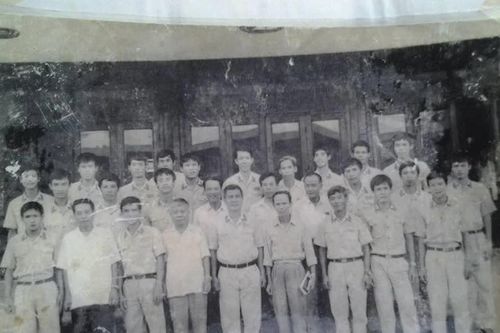'Các đồng chí hãy ngẩng cao đầu vì Quốc kỳ mà đá!'