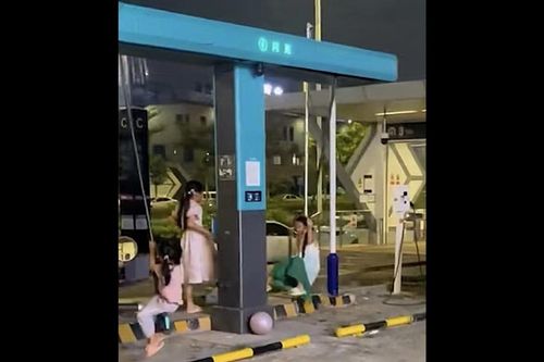 Trụ sạc siêu nhanh của BYD biến thành xích đu cho trẻ?