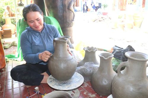 Du khách chạm tay vào di sản gốm Chăm Bàu Trúc