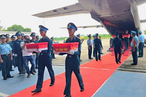 Chuyến bay thứ ba vận chuyển 15.401 mẫu hài cốt liệt sĩ ra Hà Nội giám định ADN