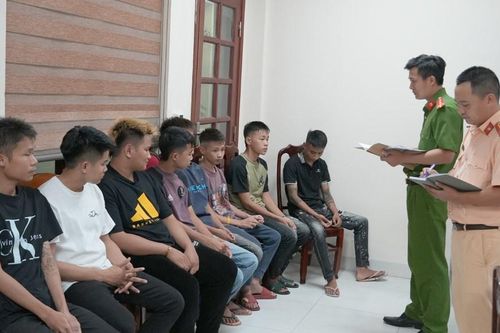 Nhóm thanh thiếu niên mang 'đinh ba' chạy xe thành đoàn lúc đêm khuya