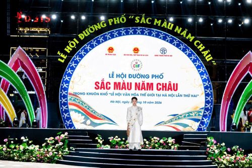 Mẫu nam Lê Tiến Đạt tỏa sáng cùng bộ sưu tập đậm bản sắc Việt