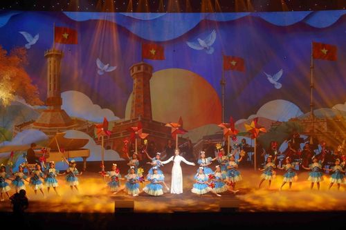 Chủ tịch Quốc hội dự chương trình 'Kết nối yêu thương', hỗ trợ phụ nữ, trẻ em hoàn cảnh khó khăn