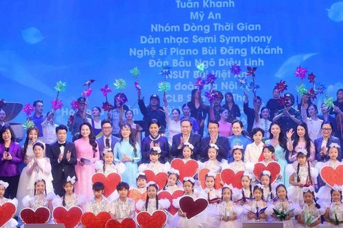 Chủ tịch Quốc hội dự chương trình 'Kết nối yêu thương', chung tay hỗ trợ phụ nữ, trẻ em có hoàn cảnh khó khăn