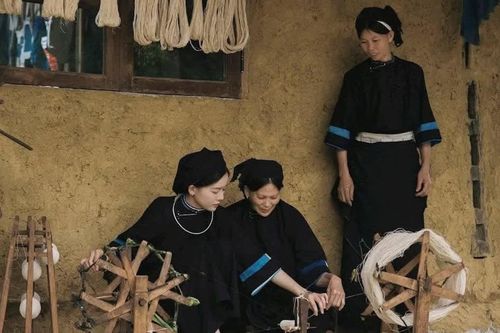 Giữ sắc chàm bản địa trên trang phục truyền thống