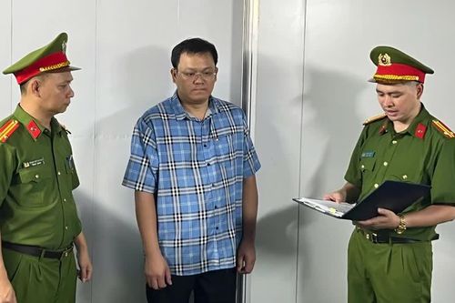 Triệt phá cơ sở sản xuất hàng triệu lọ C sủi giả