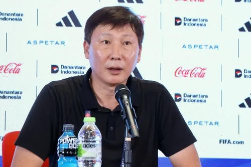 Huấn luyện viên Kim Sang Sik nhận trách nhiệm sau thất bại trước Malaysia