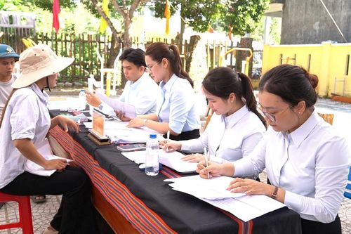 72 người dân Tà Lang - Giàn Bí được hỗ trợ các thủ tục hành chính về đất đai