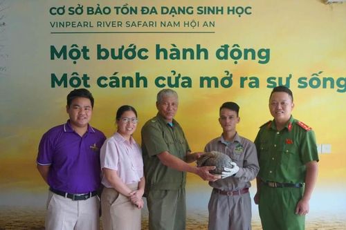Người dân tự nguyện giao nộp cá thể tê tê quý hiếm