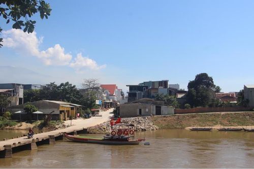 Sạt lở bờ sông đe dọa nhà dân ở xã Thượng Đức