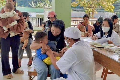 Khám sức khỏe định kỳ cho người dân xã miền núi Hùng Sơn