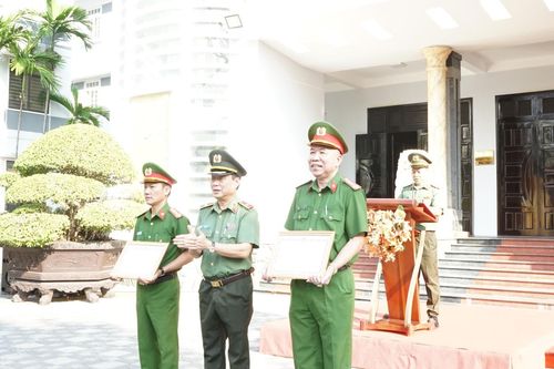 Tuyên dương, khen thưởng nhiều tập thể, cá nhân có thành tích xuất sắc trong công tác, chiến đấu