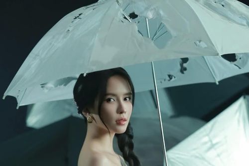 Thiều Bảo Trâm chia sẻ: 'Cơn mưa trong lòng không tạnh vì một ai đó đến che ô cho bạn'