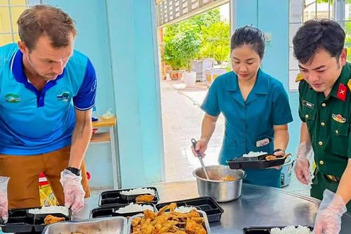 Người Nga nấu cơm Việt cho bếp 0 đồng