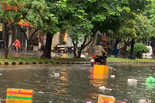 Mưa như trút nước, hàng loạt tuyến đường ở TP HCM ngập như sông