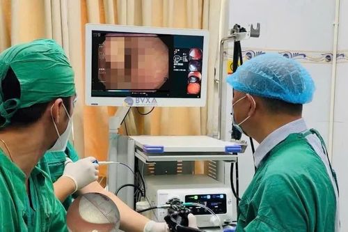 Uống nước, người đàn ông 51 tuổi nuốt luôn hàm răng giả dài 6 cm