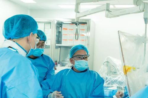 Cụ ông 80 tuổi suy thận, bác sĩ dùng khí CO₂ cứu dòng máu xuống chân