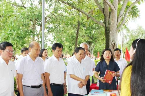 Hà Tĩnh thúc đẩy học tập suốt đời, làm chủ công nghệ số và AI