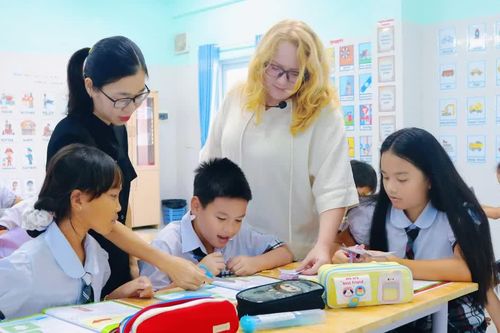 Dạy học bằng tiếng Anh: Bắt đầu từ năng lực giáo viên