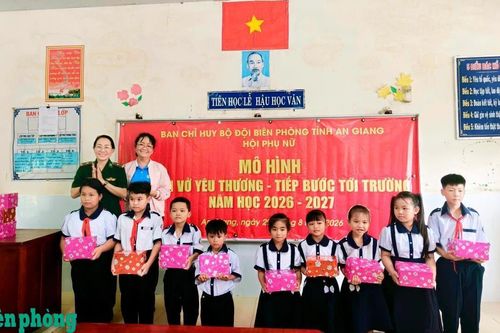'Quyển vở yêu thương' tiếp bước học sinh đến trường
